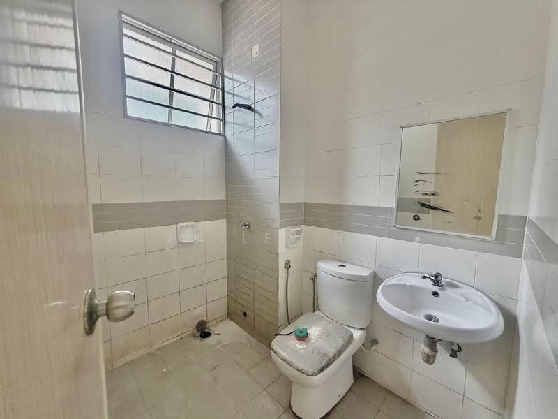 Rumah Teres untuk Disewa di Shah Alam (Selangor) - Hailey Ho - Bathroom - PropertyGuru.com.my