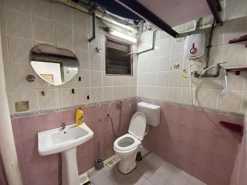 Rumah Flat untuk Disewa di Rumah Pangsa Permas Jaya - Roy Yap - Bathroom - PropertyGuru.com.my