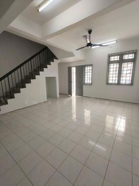 Rumah Teres 2-Tingkat untuk Dijual di Taman Bukit Tiram (Ulu Tiram) - Shirley Haw - Living Room - PropertyGuru.com.my