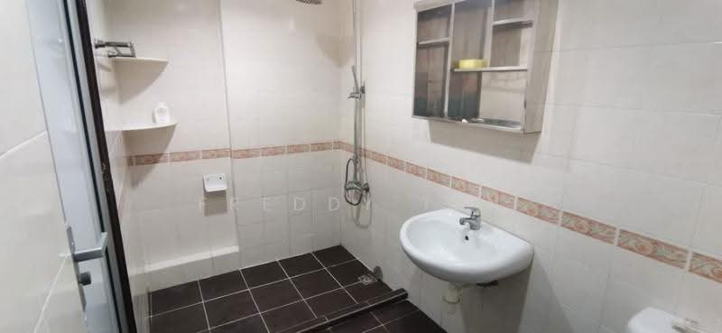 Kondominium untuk Dijual di Putra Place Condominium - Freddy Tan - Bathroom - PropertyGuru.com.my