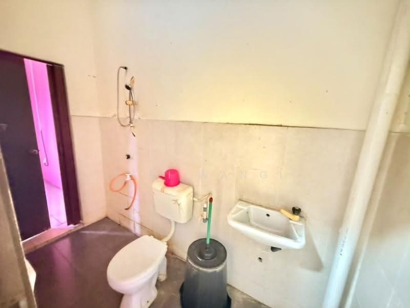 Rumah Teres 2-Tingkat untuk Dijual di Taman Scientex Pasir Gudang (Pasir Gudang) - Seri Wangi - Bathroom - PropertyGuru.com.my