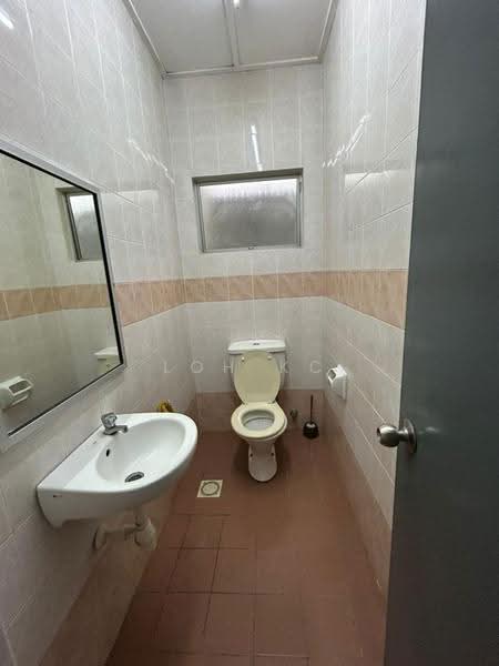 Kedai untuk Disewa di Putra Heights (Subang Jaya) - Loh KC - Bathroom - PropertyGuru.com.my