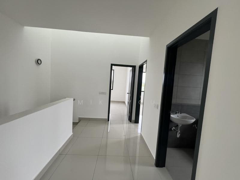 Rumah Teres 2-Tingkat untuk Dijual di Telok Panglima Garang (Selangor) - Miki You - Corridor - PropertyGuru.com.my