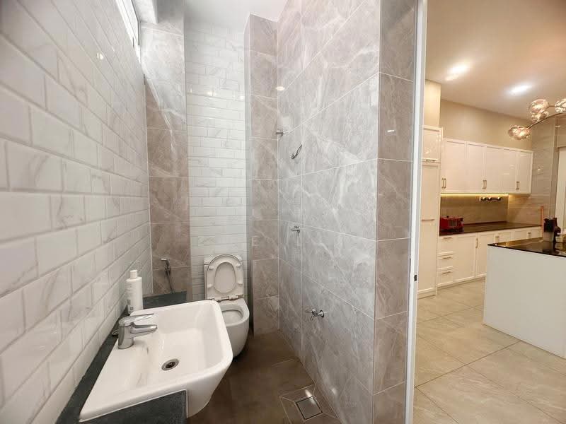 Semi-Detached House for Sale in Taman Molek (Johor Bahru) - Zoe Lee - Bathroom - PropertyGuru.com.my