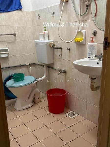 Pangsapuri untuk Dijual di Tropika Apartment - Tharrsha. T - Bathroom - PropertyGuru.com.my