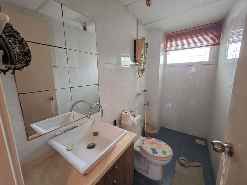 Pangsapuri untuk Dijual di Desa Tanjung - Tommy Liew - Bathroom - PropertyGuru.com.my