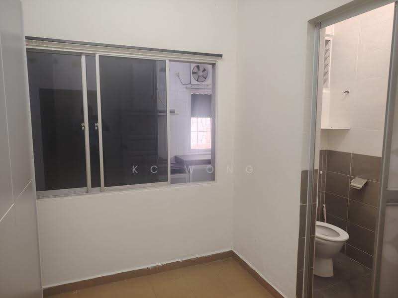 2-storey Terraced House for Sale in Taman Overseas Union (Taman Oug) (Jalan Klang Lama (Old Klang Road)) - KC Wong - Bathroom - PropertyGuru.com.my