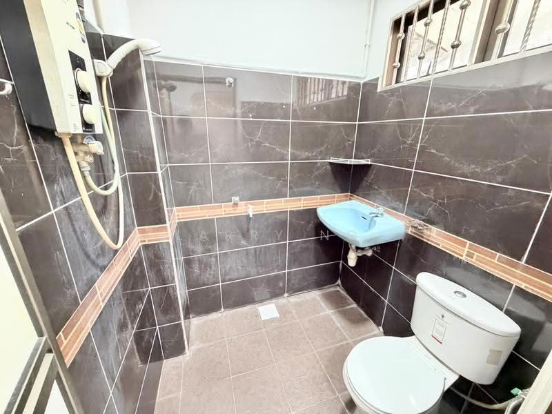 1-storey Terraced House for Sale in Taman Johor Jaya (Johor Bahru) - Larry Ng - Bathroom - PropertyGuru.com.my