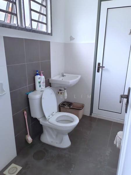 Rumah Teres 2-Tingkat untuk Dijual di Taman Setia Indah (Tebrau) - Karl Lim - Bathroom - PropertyGuru.com.my