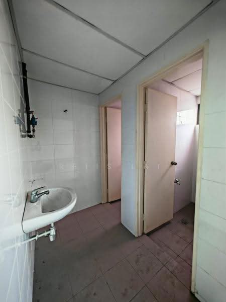 Kedai / Pejabat untuk Disewa di D'alpinia (Puchong) - Reiis Lai - Bathroom - PropertyGuru.com.my