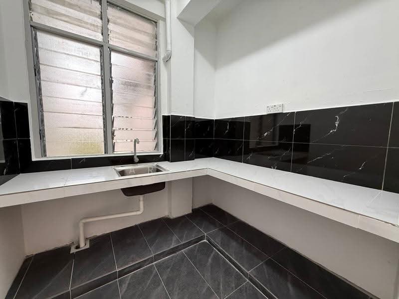 Rumah Flat untuk Dijual di Taman Johor Jaya - Marcus Tey - Kitchen - PropertyGuru.com.my