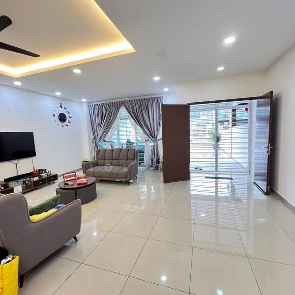 Rumah Teres 2-Tingkat untuk Dijual di Taman Bukit Jaya (Ulu Tiram) - Violet Ng - Living Room - PropertyGuru.com.my