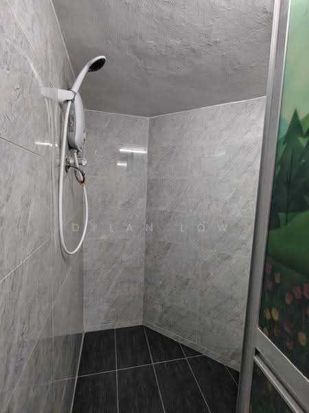 Terraced House for Rent in Island Glades (Jelutong) - Dylan Low - Bathroom - PropertyGuru.com.my