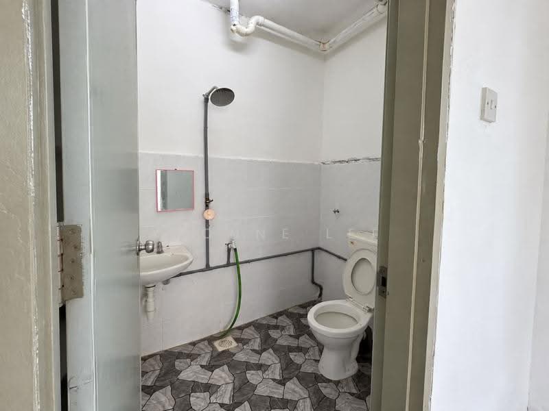 Apartment for Rent at Pangsapuri Indah Taman Air Tawar Indah B - Yvonne Lee - Bathroom - PropertyGuru.com.my