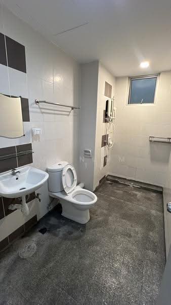 Kondominium untuk Disewa di The Golden Triangle Condominium - Magnumm Ong Theng Shen - Bathroom - PropertyGuru.com.my