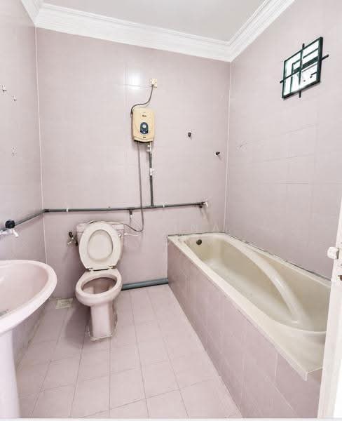 Rumah Teres 2-Tingkat untuk Dijual di Taman Johor Jaya (Johor Bahru) - Celina Chong - Bathroom - PropertyGuru.com.my