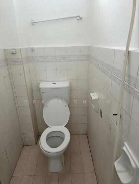 1.5-storey Terraced House for Sale in Taman Molek (Johor Bahru) - Grace Chiew - Bathroom - PropertyGuru.com.my