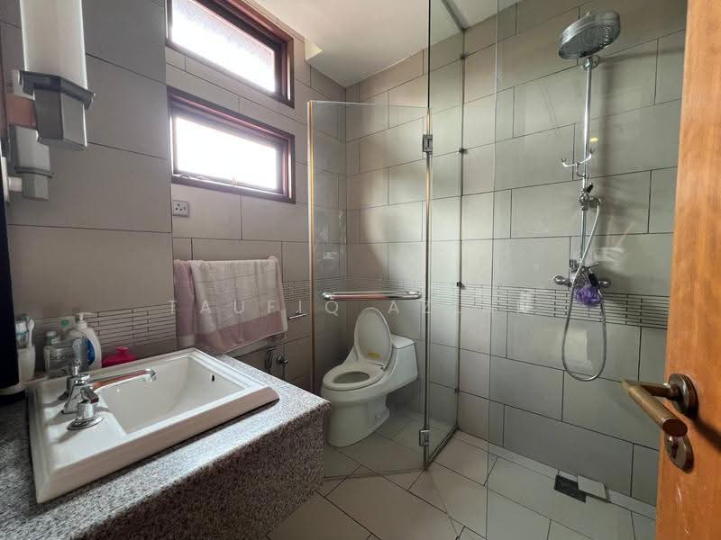 Bungalow House for Sale in Seri Kembangan (Selangor) - Taufiq Azlan - Bathroom - PropertyGuru.com.my