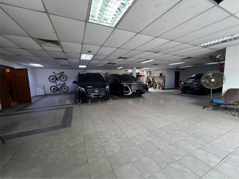 Bungalow House for Sale in Seri Kembangan (Selangor) - Taufiq Azlan - Garage - PropertyGuru.com.my