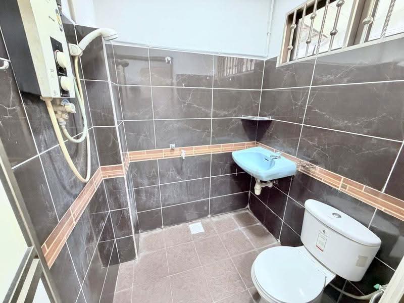Rumah Teres 1-Tingkat untuk Dijual di Taman Johor Jaya (Johor Bahru) - Karl Lim - Bathroom - PropertyGuru.com.my