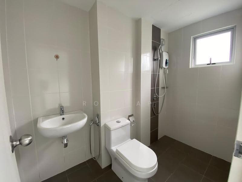 Pangsapuri untuk Dijual di Permas Ville Apartment - Roy Yap - Bathroom - PropertyGuru.com.my