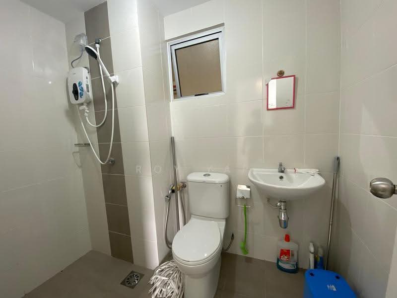 Pangsapuri untuk Dijual di Permas Ville Apartment - Roy Yap - Bathroom - PropertyGuru.com.my