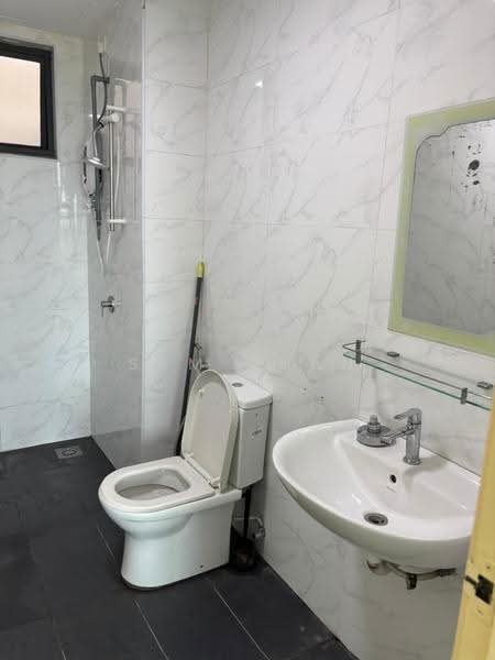 Kediaman Servis untuk Disewa di Vista Alam Serviced Apartment - Sam Chan - Bathroom - PropertyGuru.com.my