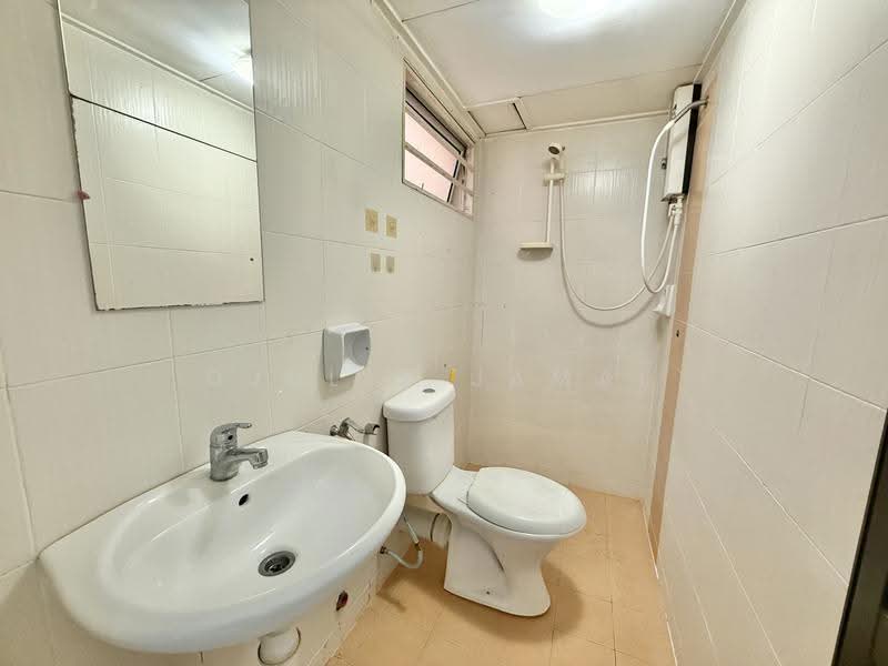 Townhouse for Sale in Batu Caves (Selangor) - DJULIA JAMAL - Bathroom - PropertyGuru.com.my