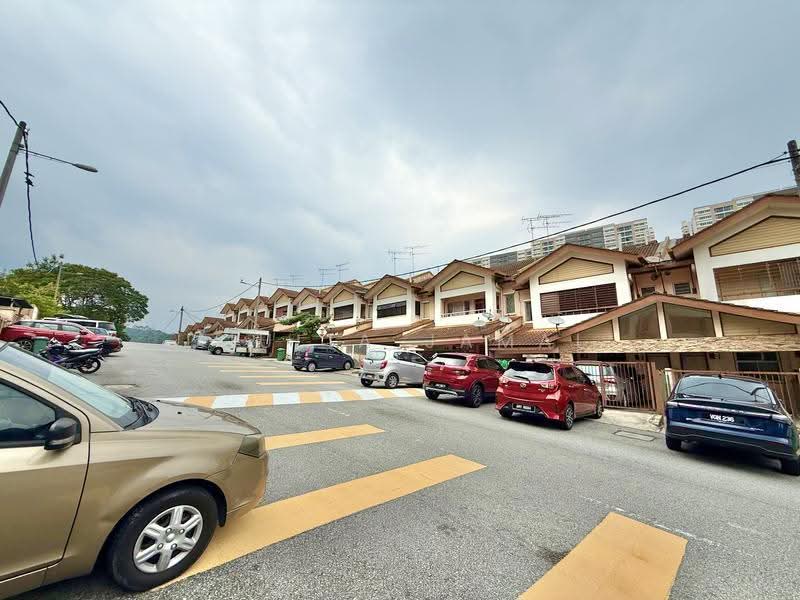 Townhouse for Sale in Batu Caves (Selangor) - DJULIA JAMAL - Exterior - PropertyGuru.com.my