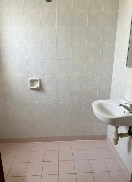 Pangsapuri untuk Dijual di Pangsapuri Mawar Sari - Anizah Abdullah - Bathroom - PropertyGuru.com.my