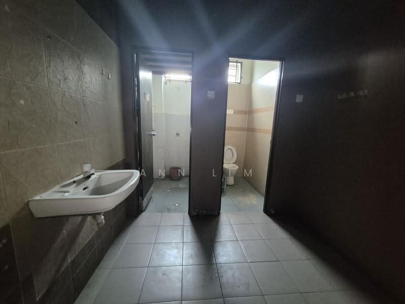 Shop for Rent in Taman Merdeka Permai (Batu Berendam) - Ann Lim - Bathroom - PropertyGuru.com.my