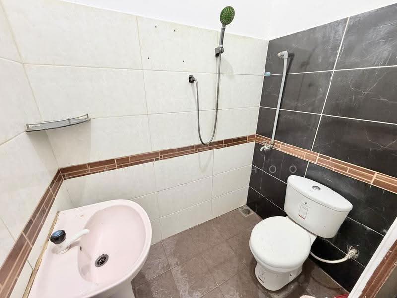 1-storey Terraced House for Sale in Taman Johor Jaya (Johor Bahru) - Jameson Choo - Bathroom - PropertyGuru.com.my