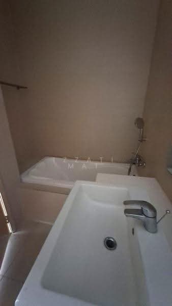Condominium for Sale at Sri Putramas III / Royal Regent - Izzati Mat - Bathroom - PropertyGuru.com.my