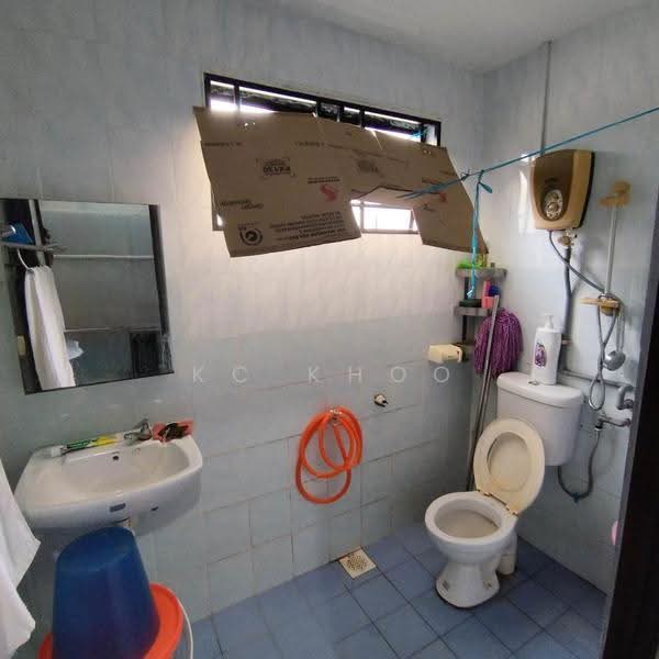 Rumah Bandar untuk Dijual di Taman Wangsa Permai (Kepong) - KC Khoo - Bathroom - PropertyGuru.com.my