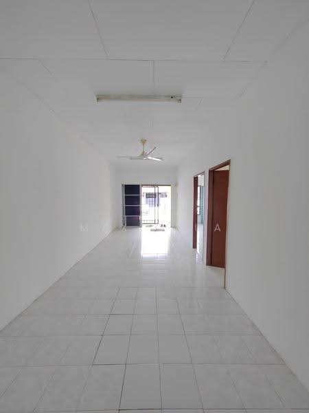 1-storey Terraced House for Sale in Lestari Putra (Seri Kembangan) - Max Chua - Corridor - PropertyGuru.com.my