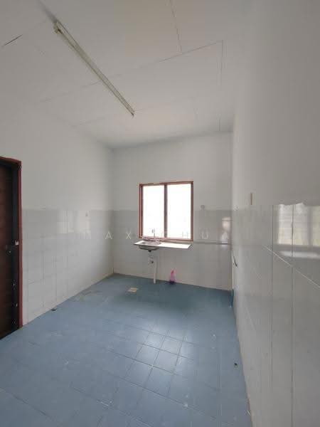 1-storey Terraced House for Sale in Lestari Putra (Seri Kembangan) - Max Chua - Kitchen - PropertyGuru.com.my