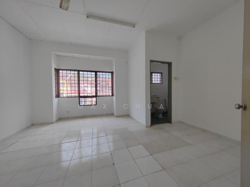 2-storey Terraced House for Sale in Bandar Putra Permai (Seri Kembangan) - Max Chua - Living Room - PropertyGuru.com.my