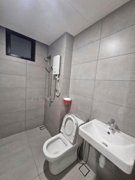 Kediaman Servis untuk Dijual di Vivo Executive Apartment - Zhen Hong - Bathroom - PropertyGuru.com.my