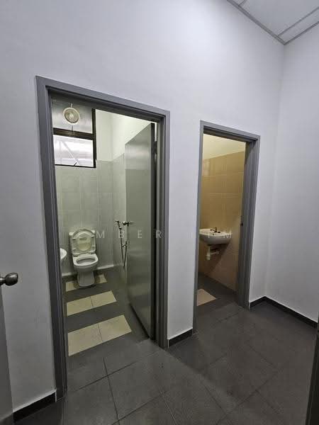 Kilang untuk Disewa di Taman Desa Cemerlang (Ulu Tiram) - Ember Lim - Bathroom - PropertyGuru.com.my
