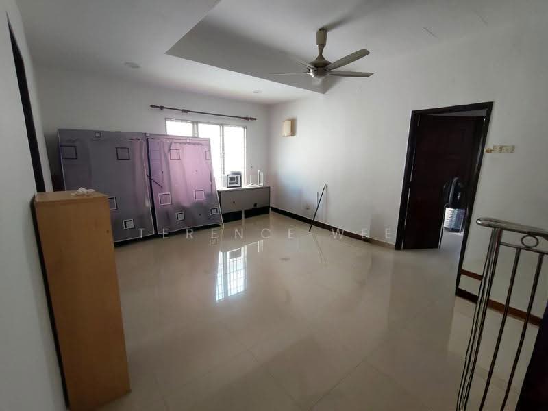 2-storey Terraced House for Rent in Bandar Putra Permai (Seri Kembangan) - Terence Wee - Living Room - PropertyGuru.com.my