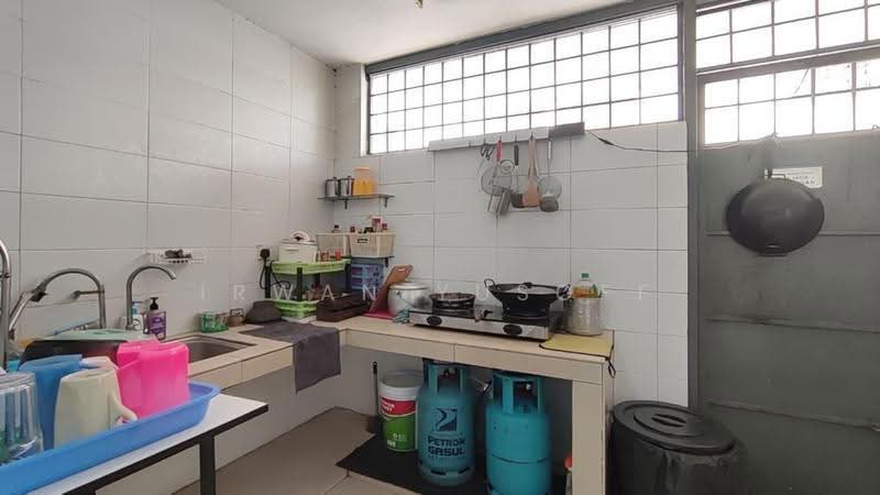 2-storey Terraced House for Sale in Seksyen 4 (Shah Alam) - Irwan Yusoff - Kitchen - PropertyGuru.com.my