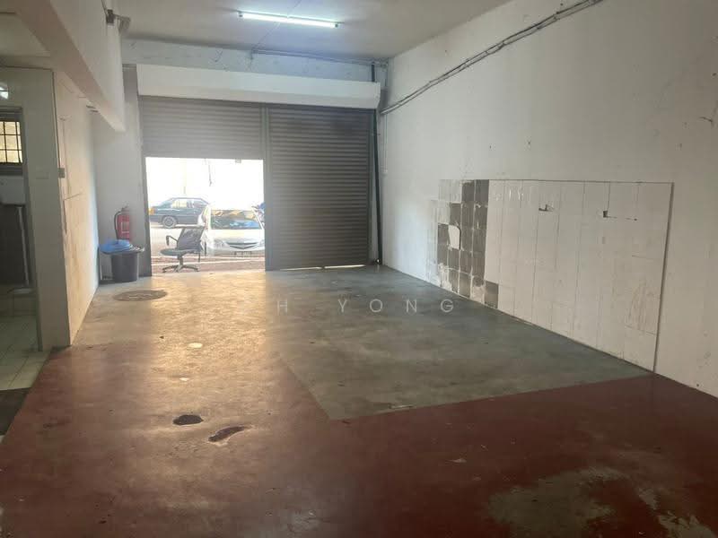 Shop for Sale in Bandar Putra Permai (Seri Kembangan) - ch yong - Entrance - PropertyGuru.com.my