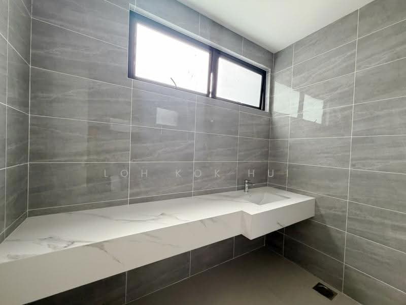 Rumah Berkembar untuk Dijual di Taman Gaya (Ulu Tiram) - Loh Kok Hui - Bathroom - PropertyGuru.com.my