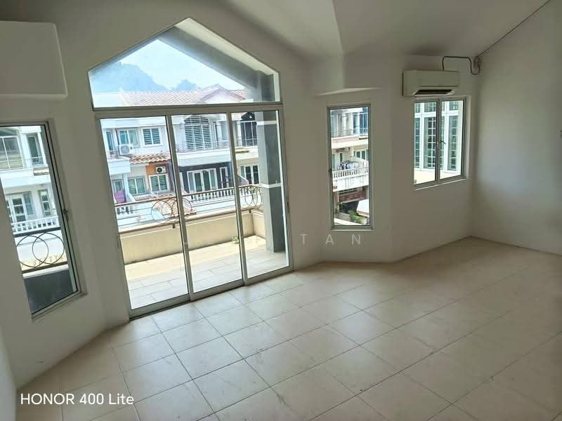 Rumah Teres 2.5-Tingkat untuk Dijual di Bandar Baru Tambun (Tambun) - Jeff Tan - Balcony - PropertyGuru.com.my