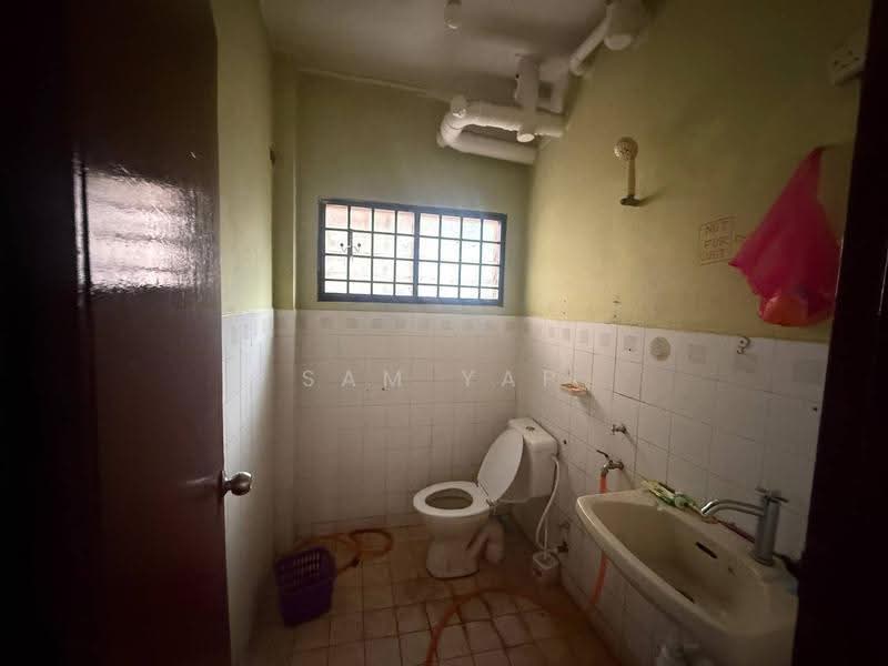 Pangsapuri untuk Dijual di Ria 2 Apartment - Sam Yap - Bathroom - PropertyGuru.com.my