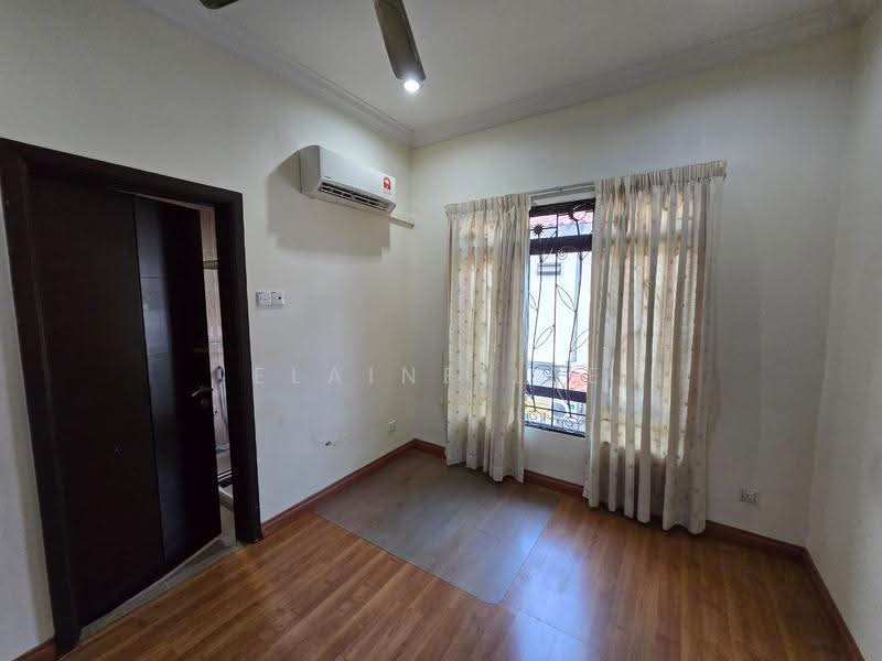 Semi-Detached House for Sale in Taman Yarl (Jalan Klang Lama (Old Klang Road)) - Elaine Lee - Bedroom - PropertyGuru.com.my
