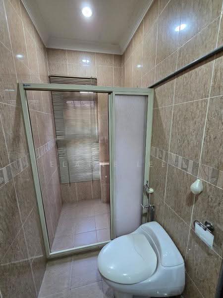 Semi-Detached House for Sale in Taman Yarl (Jalan Klang Lama (Old Klang Road)) - Elaine Lee - Bathroom - PropertyGuru.com.my
