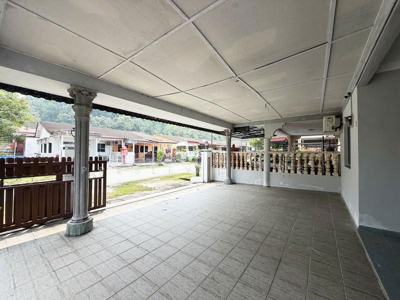1-storey Terraced House for Sale in Kampar (Perak) - Presley Chong - Car Porch - PropertyGuru.com.my