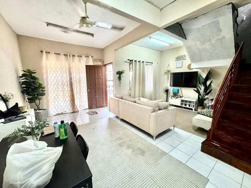 Rumah Teres 1.5-Tingkat untuk Dijual di Bandar Tasik Kesuma (Beranang) - Luqmanul Hakim - Living Room - PropertyGuru.com.my