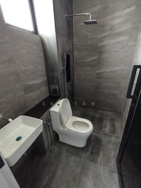 Rumah Berkembar untuk Disewa di Setia Tropika (Johor Bahru) - Sky Tan - Bathroom - PropertyGuru.com.my